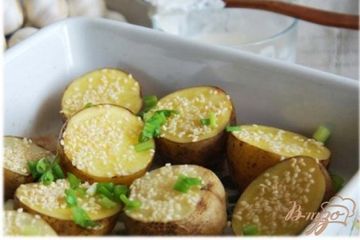 фото рецепта Картофель, запеченный с чесноком и кунжутом, со сметанным соусом