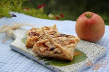 фото рецепта Слойки с яблоком, сыром и тмином