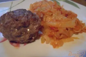 фото рецепта Капуста, тушёная по-советски с котлетами