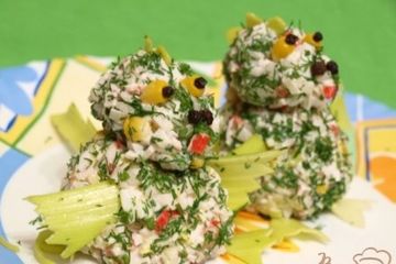 фото рецепта Салат с рисом и крабовыми палочками Дракончики