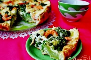фото рецепта Закусочный пирог с брокколи,креветками и пармезаном.