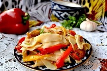 фото рецепта Салат Янгелик с домашней лапшой,курицей и овощами