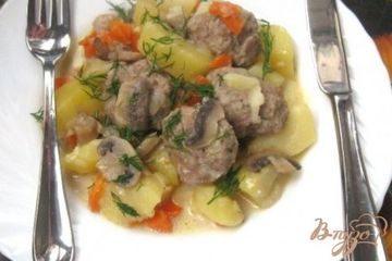 фото рецепта Тефтели с картофелем и грибами в сметанном соусе
