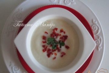 фото рецепта Суп-пюре из цветной капусты с кусочками чоризо..