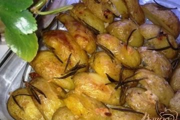 фото рецепта Запеченный картофель с чесноком и розмарином