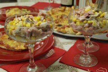 фото рецепта Салат с кукурузой,опятами и ветчиной