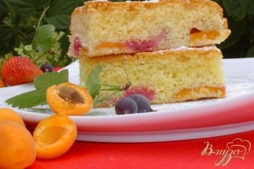 фото рецепта Пирог с абрикосами и ягодами