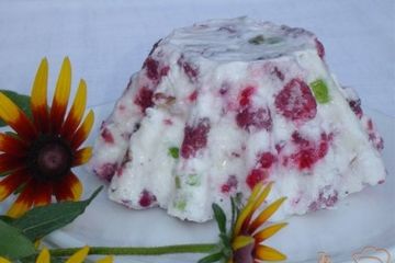 фото рецепта Малиновый десерт с цукатами и орехами