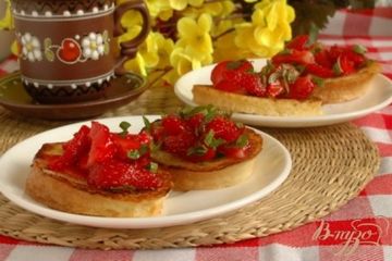 фото рецепта Гренки с клубникой и мятой