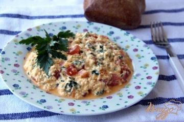 фото рецепта Яичница-болтунья с помидорами и фетой