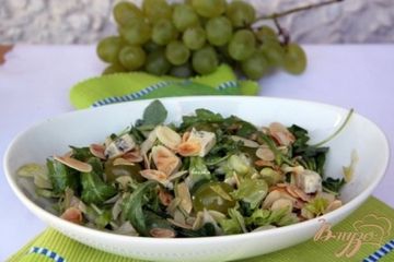 фото рецепта Салат с  рукколой, виноградом, горгонзолой и миндальными лепестками