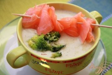 фото рецепта Крем-суп из картофеля и брокколи с сёмгой