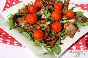 фото рецепта Тёплый салат с рукколой и вешенками