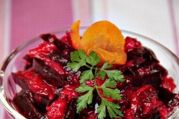 фото рецепта Салат из свеклы, груши и кураги с пикантной заправкой