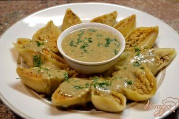 фото рецепта Фаршированные ракушки под грибным соусом.