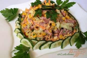 фото рецепта Салат с копчёной колбасой и сырой морковью