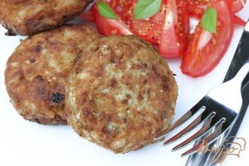 фото рецепта Мясные котлеты в кукурузной панировке с капустой и рисом