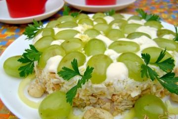 фото рецепта Салат-перевёртыш с куриным филе, виноградом и сладким перцем:)
