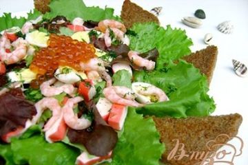 фото рецепта Салат «Нептун» с листьями салата, морепродуктами и красной икрой
