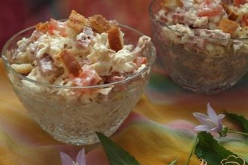 фото рецепта Салат с колбасным сыром и сухариками