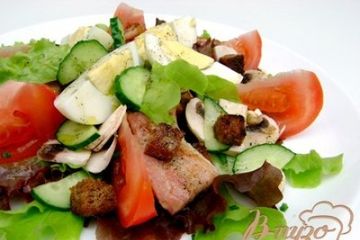 фото рецепта Салат с овощами, гренками и оливковой заправкой Гранд