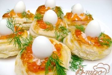 фото рецепта Сырная закуска в слоёных корзинках с красной икрой