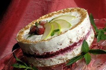 фото рецепта Торт-мороженое с безе и красными ягодами