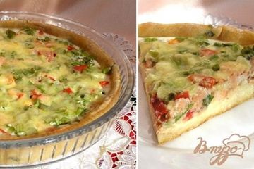 фото рецепта Пирог с лососем, зеленью и овощами