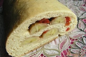 фото рецепта Пирог-рулет с бананом и вишней