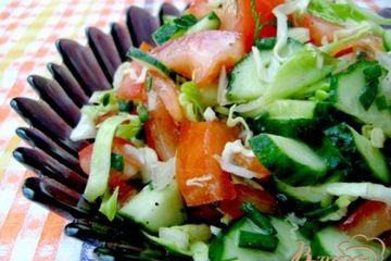 фото рецепта Салат с помидорами, огурцами и молодой капустой