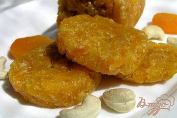 фото рецепта Батончик из кураги с кунжутом и кешью