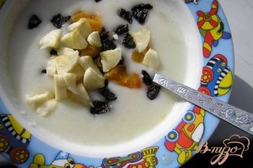 фото рецепта Манная каша без комочков с бананом и сухофруктами ;)