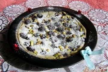 фото рецепта Клафути с пьяной ежевикой и фисташками