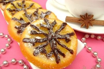 фото рецепта Апельсиновые дольки в сиропе с шоколадными снежинками:)))