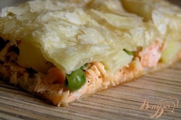 фото рецепта Слоеный пирог с форелью, картофелем и зеленым горошком