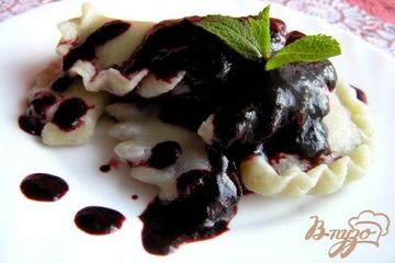 фото рецепта Вареники с черникой и соусом под шафе