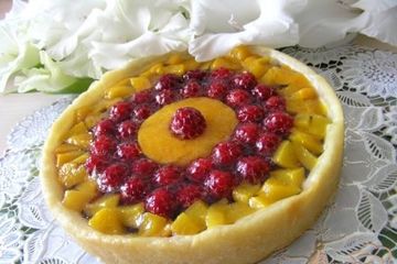 фото рецепта Малиновый пирог с персиком и вишней