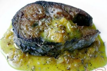 фото рецепта Ароматный оливковый тунец с морковным соусом