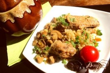 фото рецепта Курица с рисом и грибами в горшочке