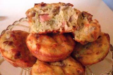 фото рецепта Кабачковые кексы с луком и беконом