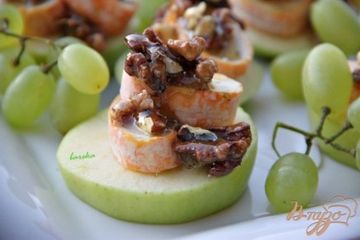 фото рецепта Закуска из яблок с камамбером и медовыми орешками