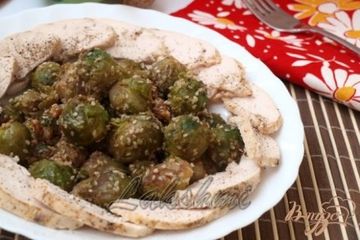 фото рецепта Брюссельская капуста с кунжутом и грецкими орехами