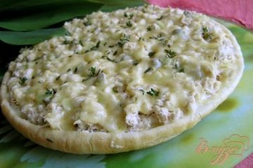 фото рецепта Пицца с курицей, кедровыми орешками и каперсами