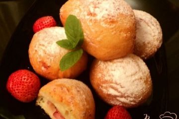 фото рецепта Творожные пончики с клубникой.