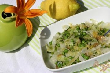 фото рецепта Тёплый салат из зелёного горошки и салата айсберг
