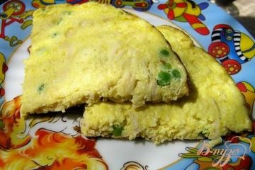фото рецепта Омлет с курицей, сыром и зеленым горошком