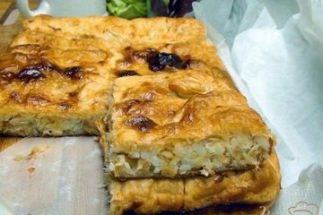 фото рецепта Пирог с рыбой, рисом и жареным луком.