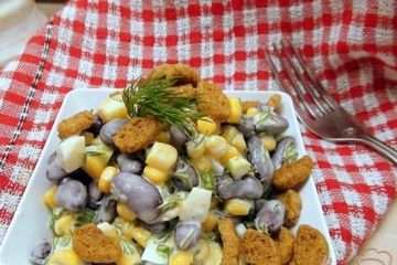 фото рецепта Салат с фасолью, кукурузой и сухариками.