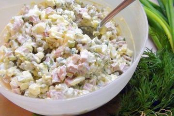 фото рецепта Салат картофельный, с копчёными сосисками.