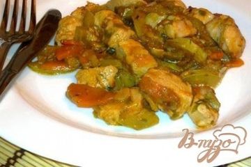 фото рецепта Курица тушеная с кабачками и сельдереем